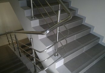 Ограждение лестницы из нержавеющей стали в Административном здании по адресу г. Новосибирск, ул. Николаева, 13
