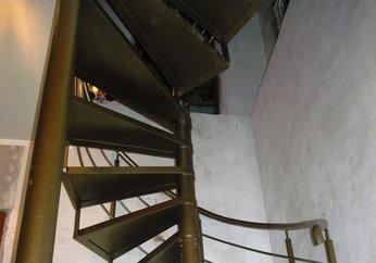 Лестница винтовая в доме