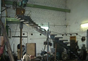 Изготовление лестницы на второй этаж одномаршевой криволинейной