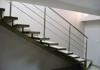 Лестница с забежными ступенями на второй этаж в административном здании