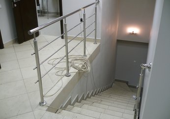 Лестница с забежными ступенями на второй этаж в административном здании